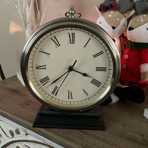 Middle size shelf clock